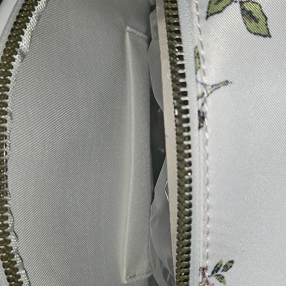 🎉HPx2🎉 Floral White Backpack - Picture 5 of 6